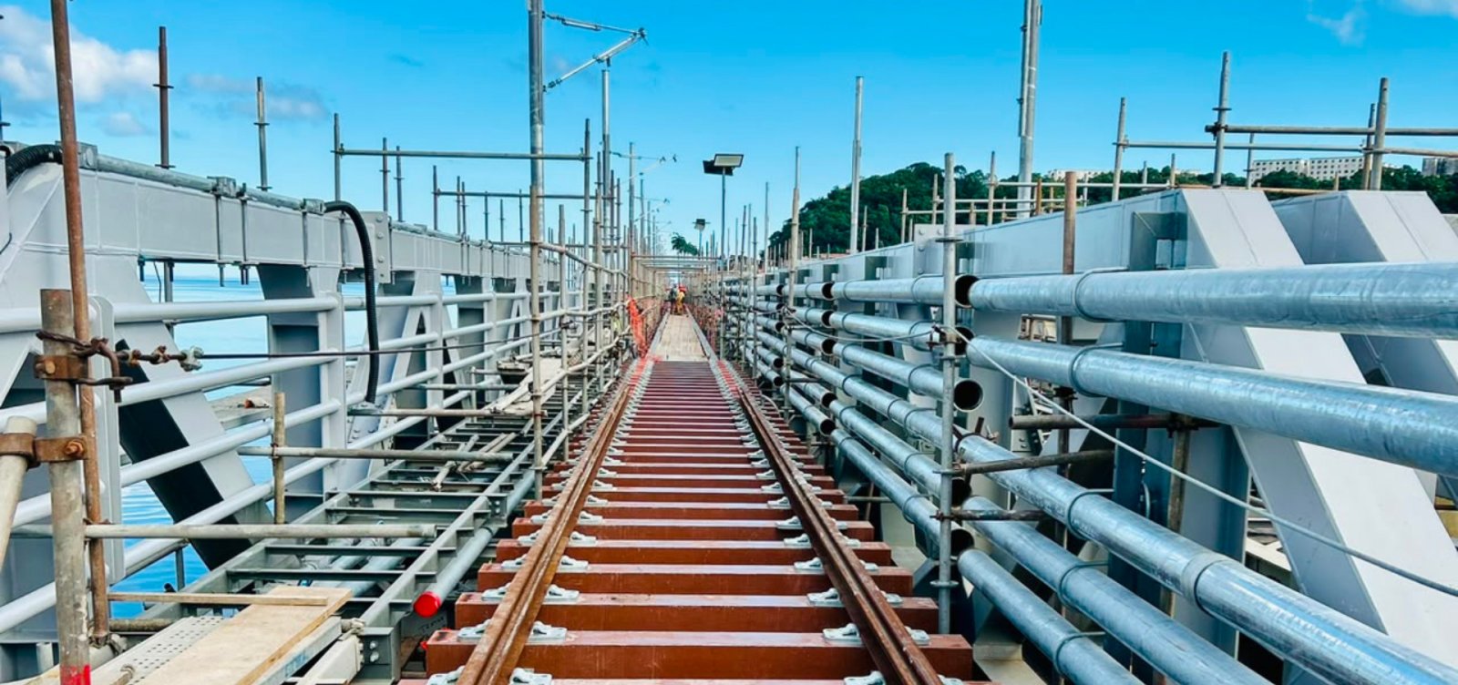 Obras do VLT avançam e primeiros trilhos começam a ser instalados na Ponte São João