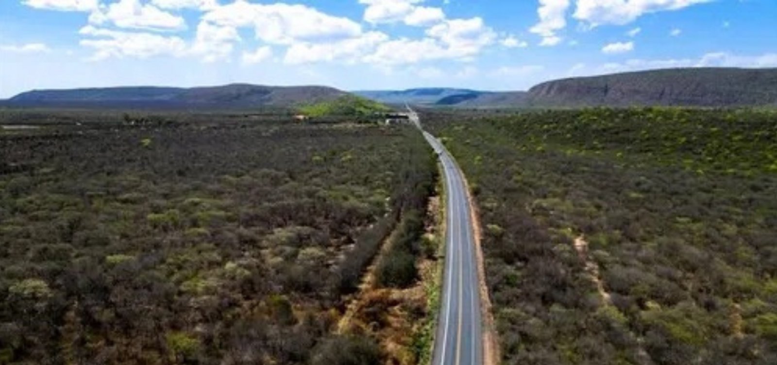 Trecho da BR-242 é interditado nos dois sentidos após acidente na Chapada Diamantina