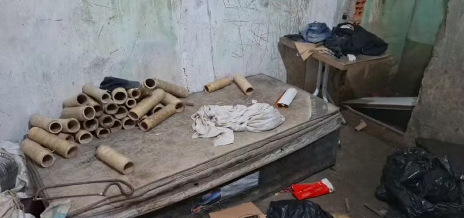 Polícia encontra 700 espadas e 150 kg de pólvora em fábrica clandestina na Bahia