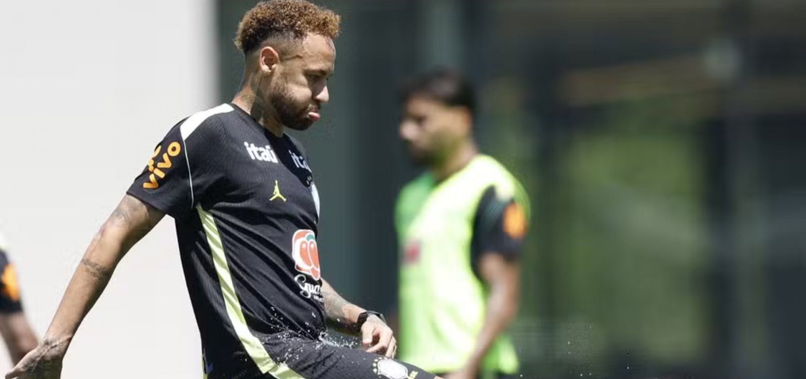 Neymar realiza treino nos gramados pela primeira vez desde convocação