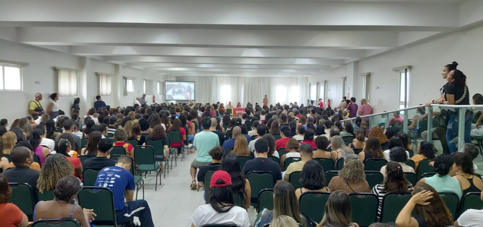 Professores da rede privada mantêm estado de greve e marcam nova assembleia após recesso escolar