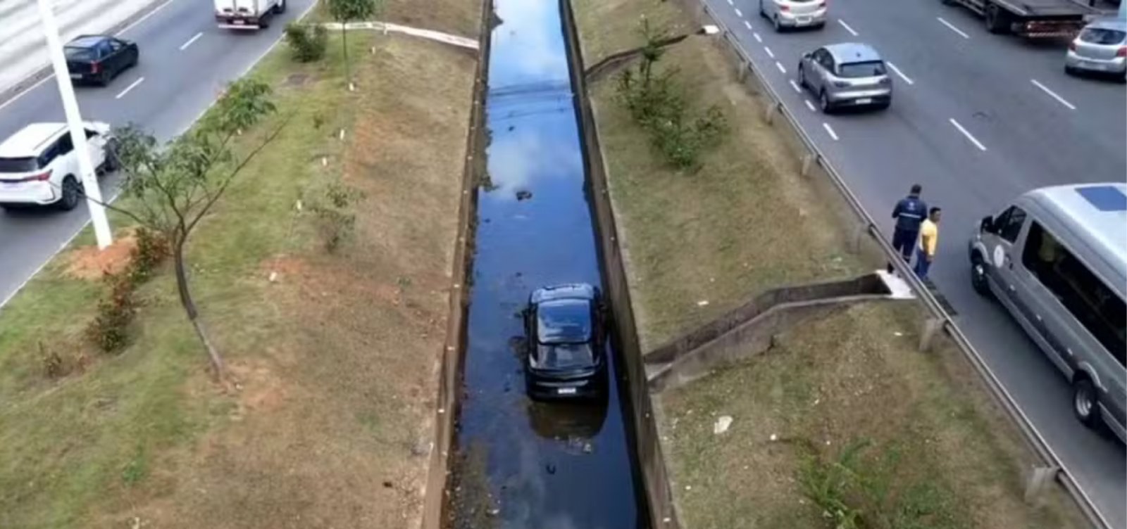 Porsche de R$ 800 mil cai em córrego após acidente na Avenida ACM, em Salvador