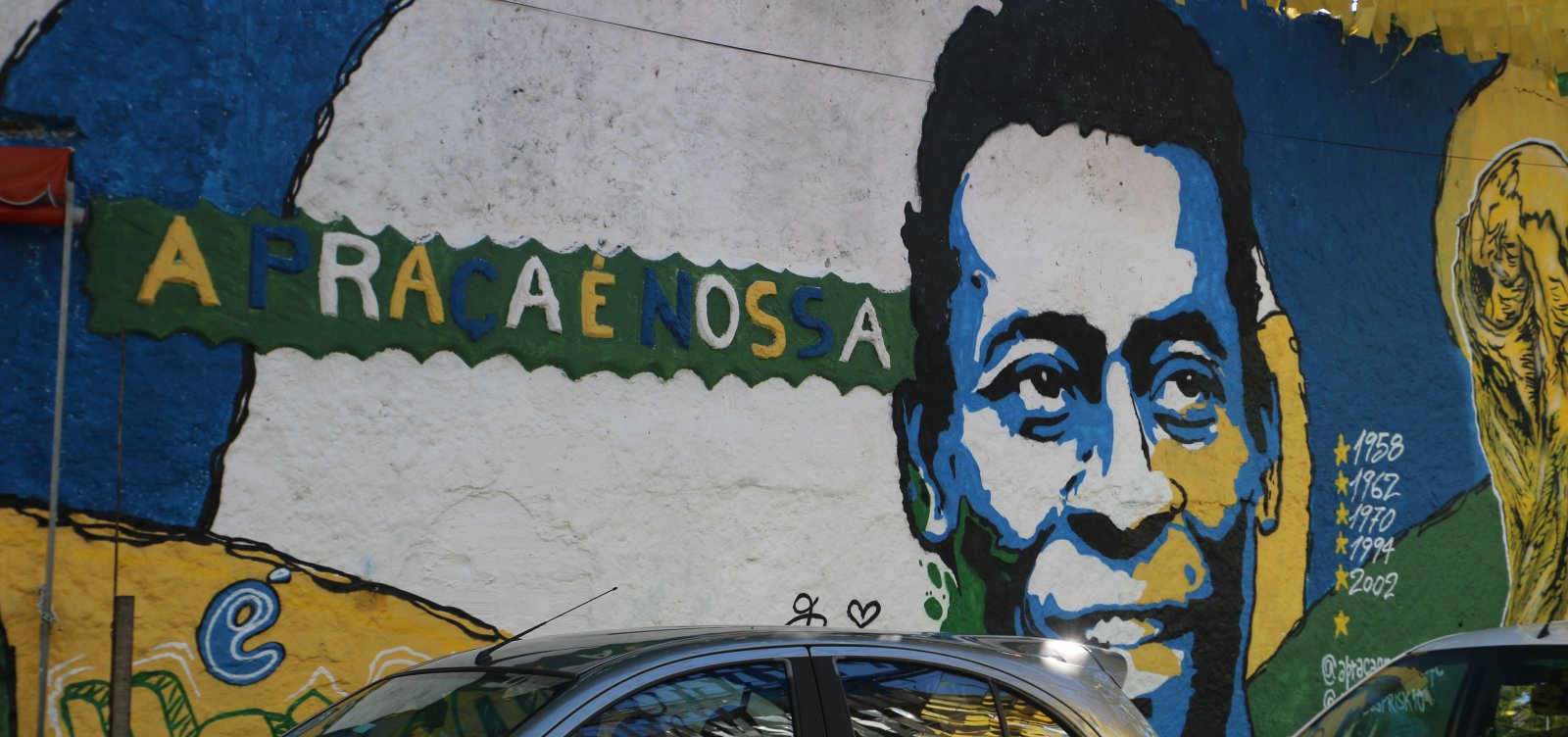 Entre tintas e memórias, bairros de Salvador revivem tradição de decorar ruas para a Copa do Mundo 