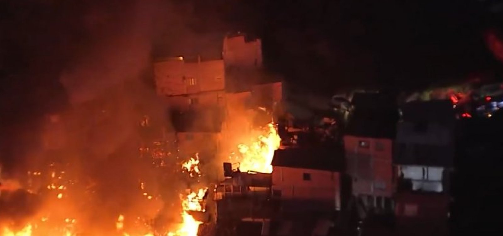 Incêndio de grandes proporções atinge Paraisópolis e destrói dezenas de moradias em São Paulo