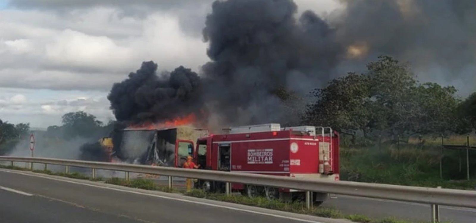 Carreta pega fogo e provoca interdição parcial da BR-116 no interior da Bahia