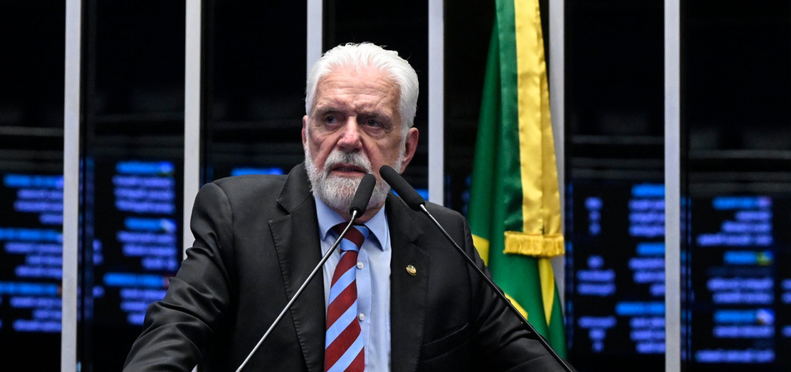 "Sigo líder do governo e candidato ao Senado", diz Wagner após denúncias