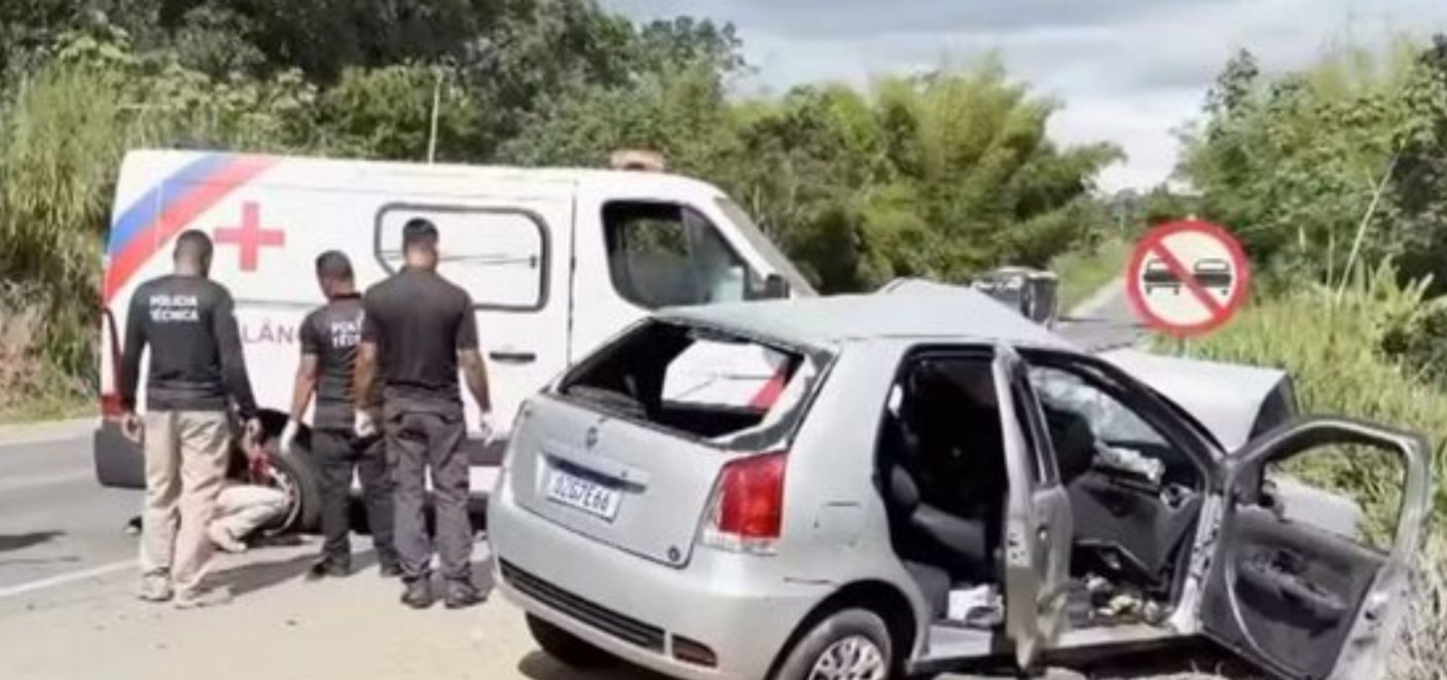 Acidente entre ambulância e carro deixa dois mortos e cinco feridos no sul da Bahia
