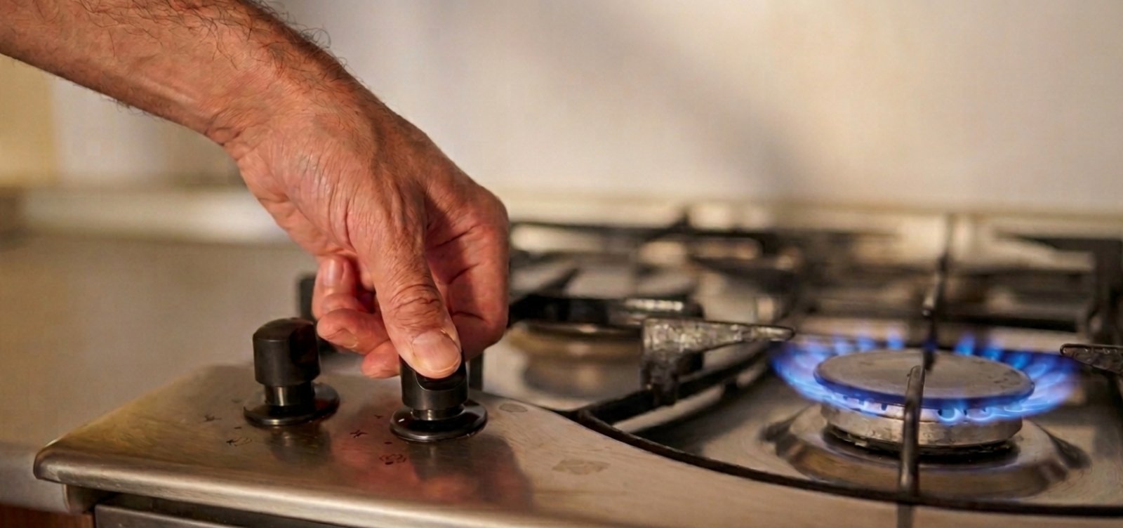 Explosão causada por vazamento de gás de cozinha deixa dois feridos em prédio na Federação