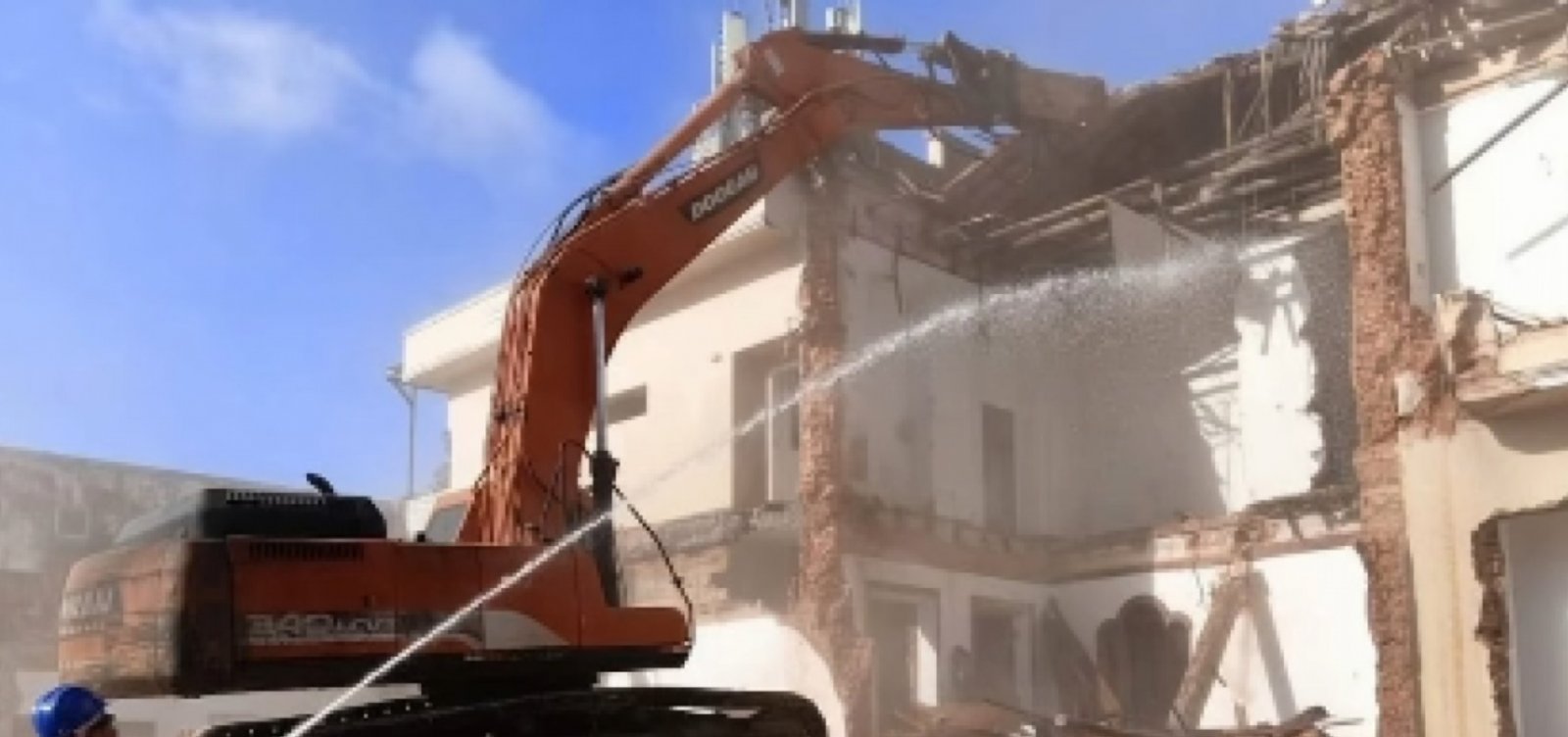 Demolição da antiga Cruz Vermelha marca início das obras da estação de metrô no Campo Grande em Salvador