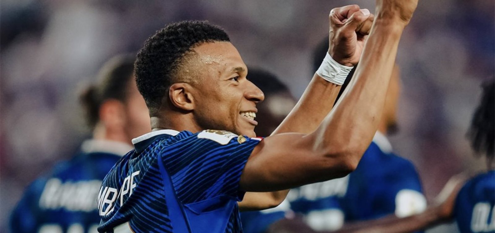 Com dois gols de Mbappé, França goleia Iraque em jogo interrompido por tempestade