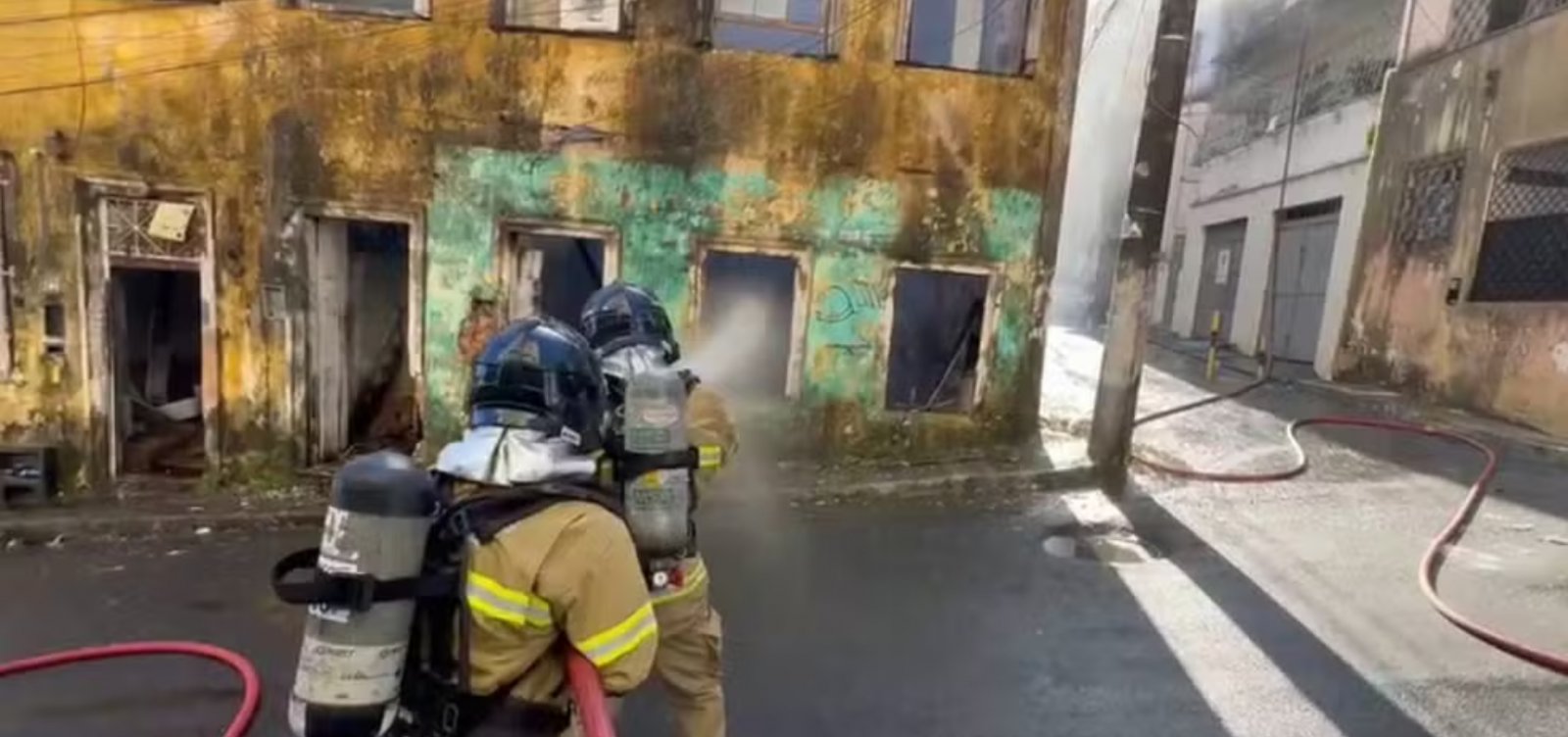 Incêndio atinge casarão abandonado nos Barris e mobiliza bombeiros em Salvador