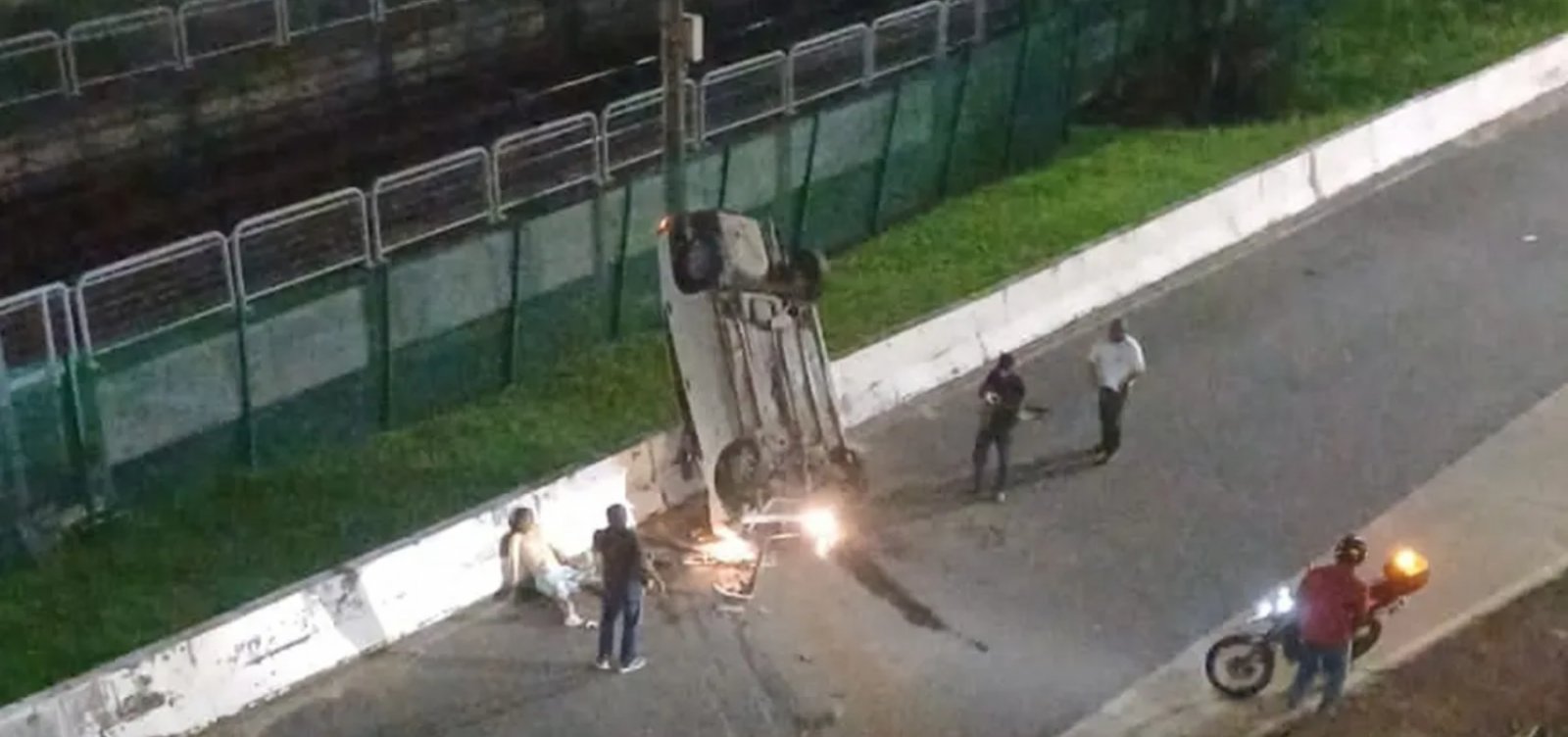 Motorista perde controle e carro despenca de viaduto na Avenida Tancredo Neves