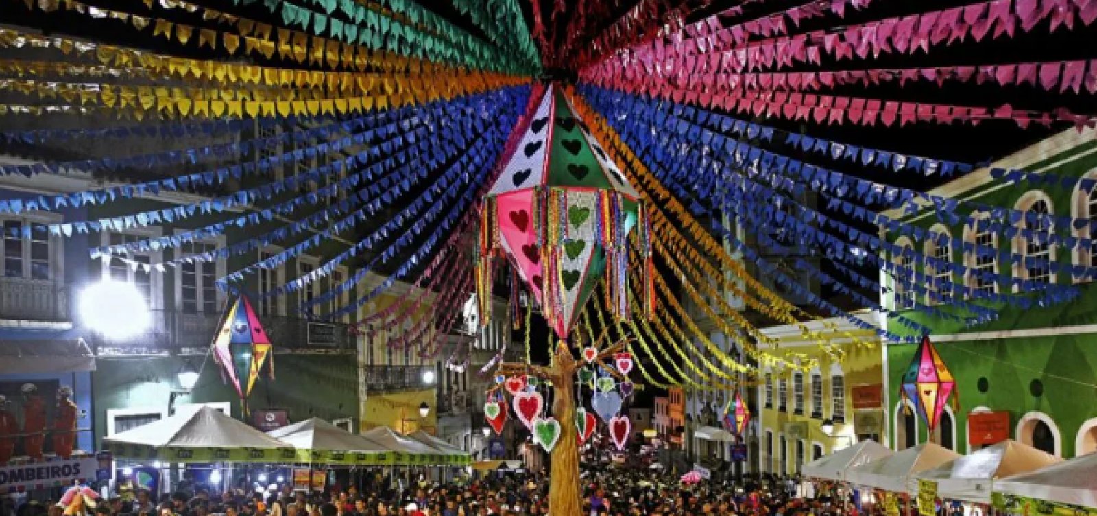 Pelourinho tem acessos fechados temporariamente após lotação na véspera de São João