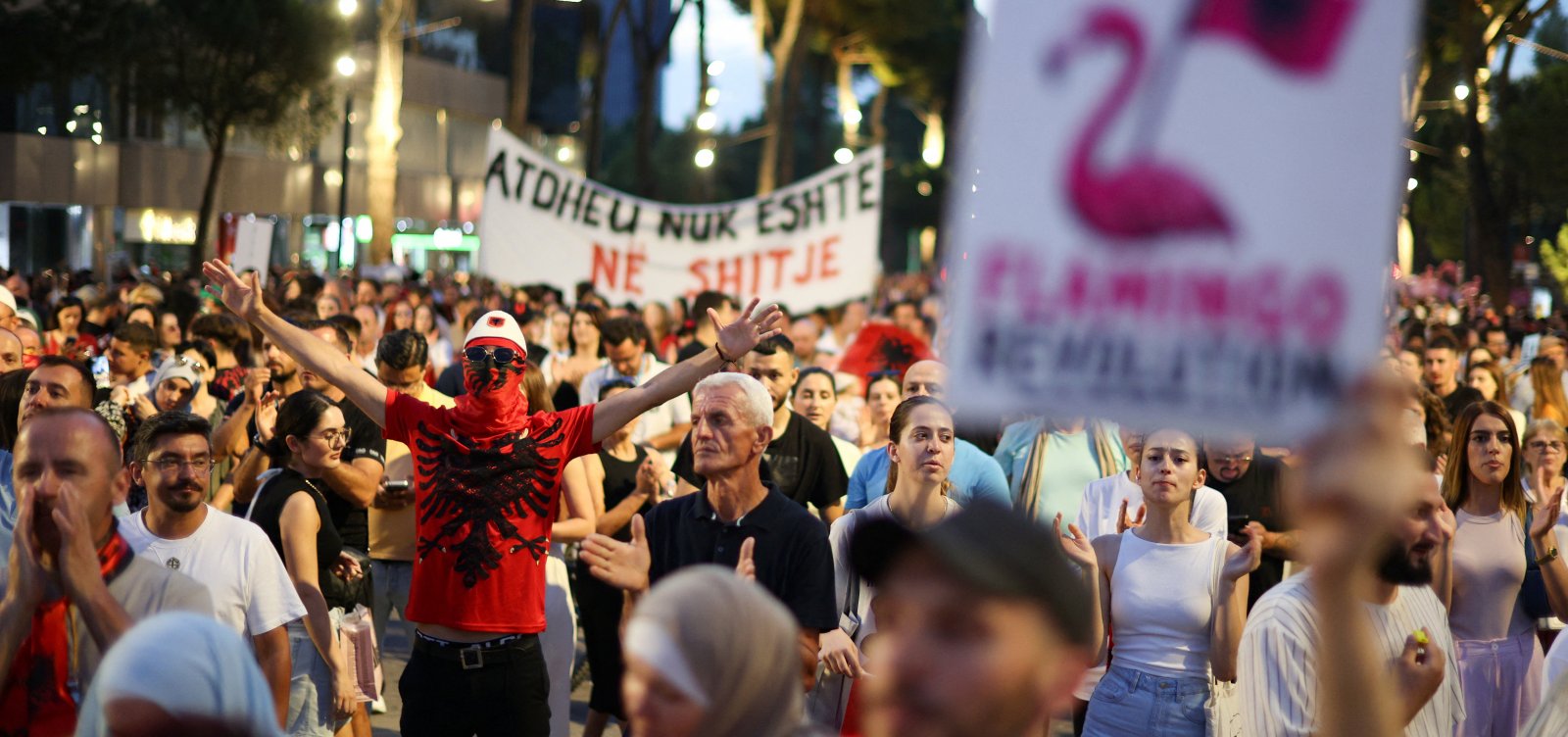 Protestos contra resort ligado à família Trump ganham força e pressionam governo da Albânia