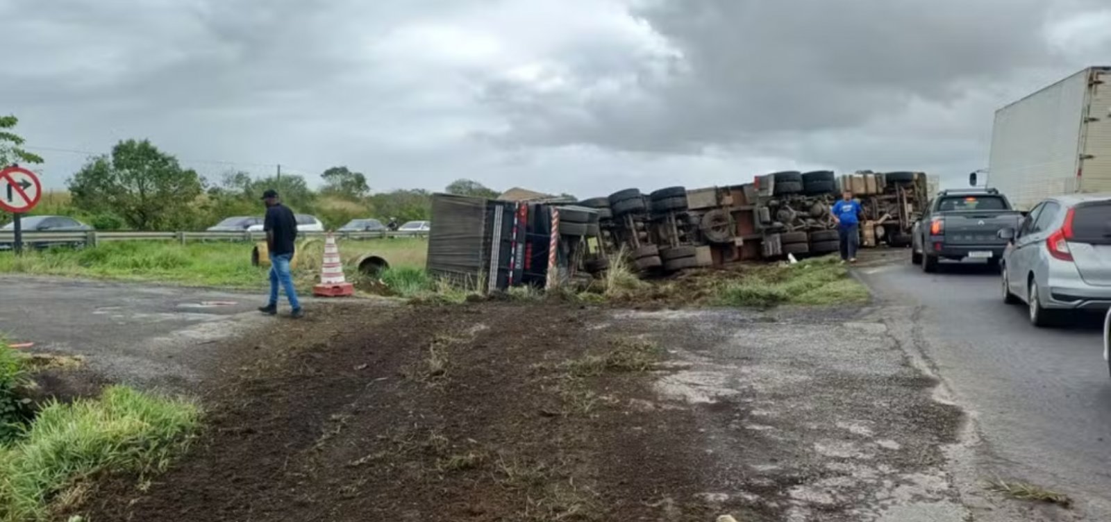 Acidentes com carretas causam congestionamentos em dois trechos da BR-324