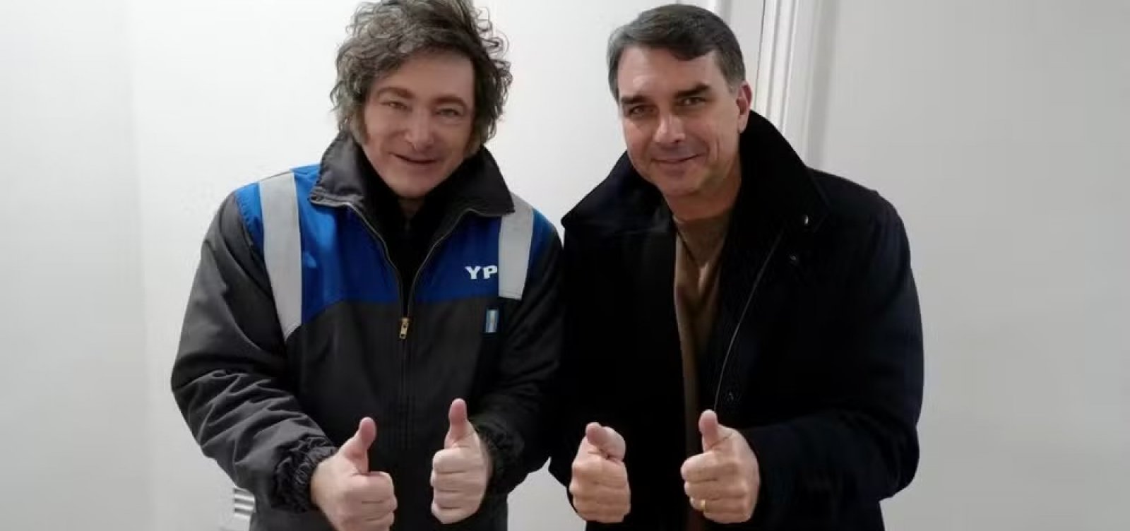 Milei posta foto com Flávio Bolsonaro: "Vem aí a maré azul para o Brasil"