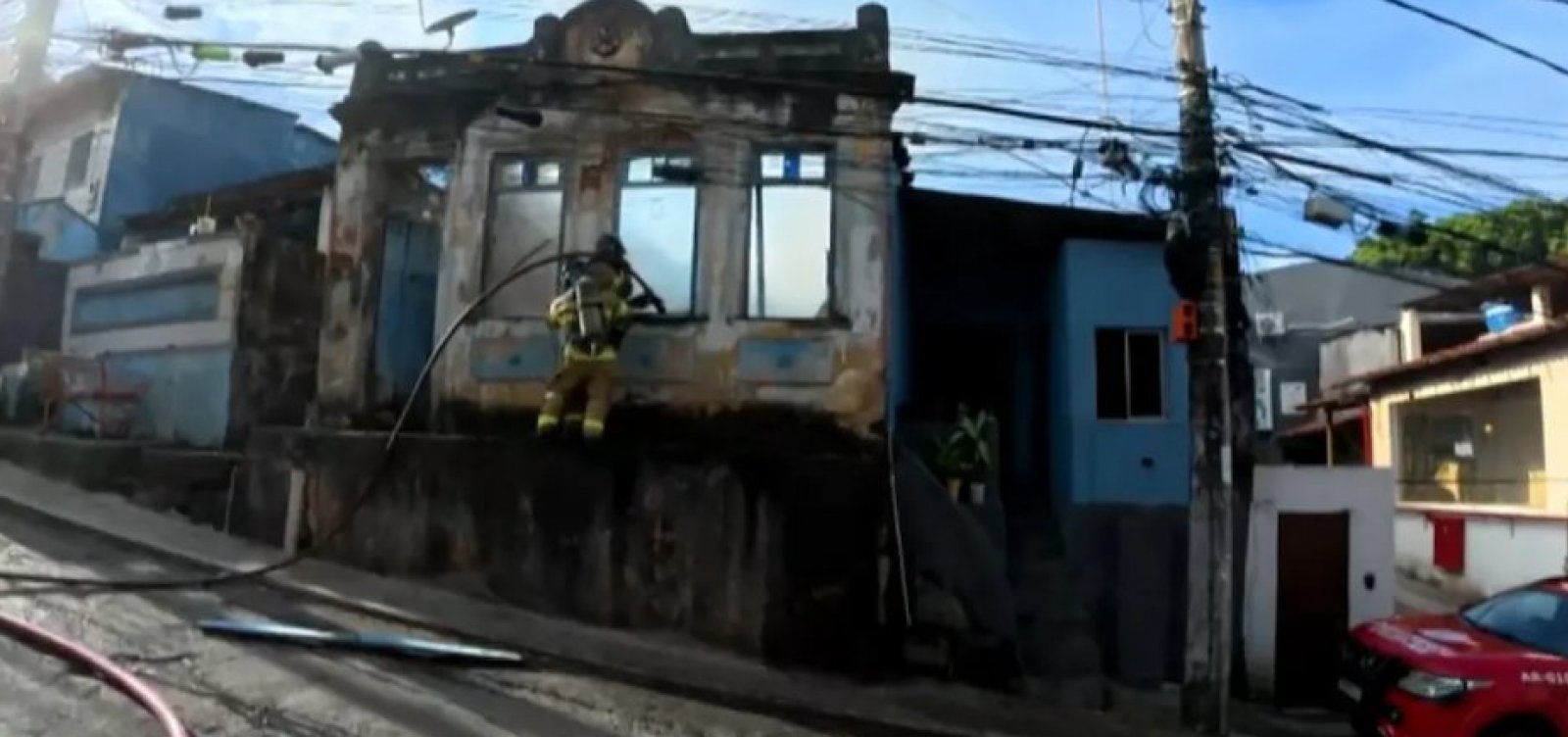 Incêndio de grandes proporções atinge imóvel no Engenho Velho de Brotas em Salvador