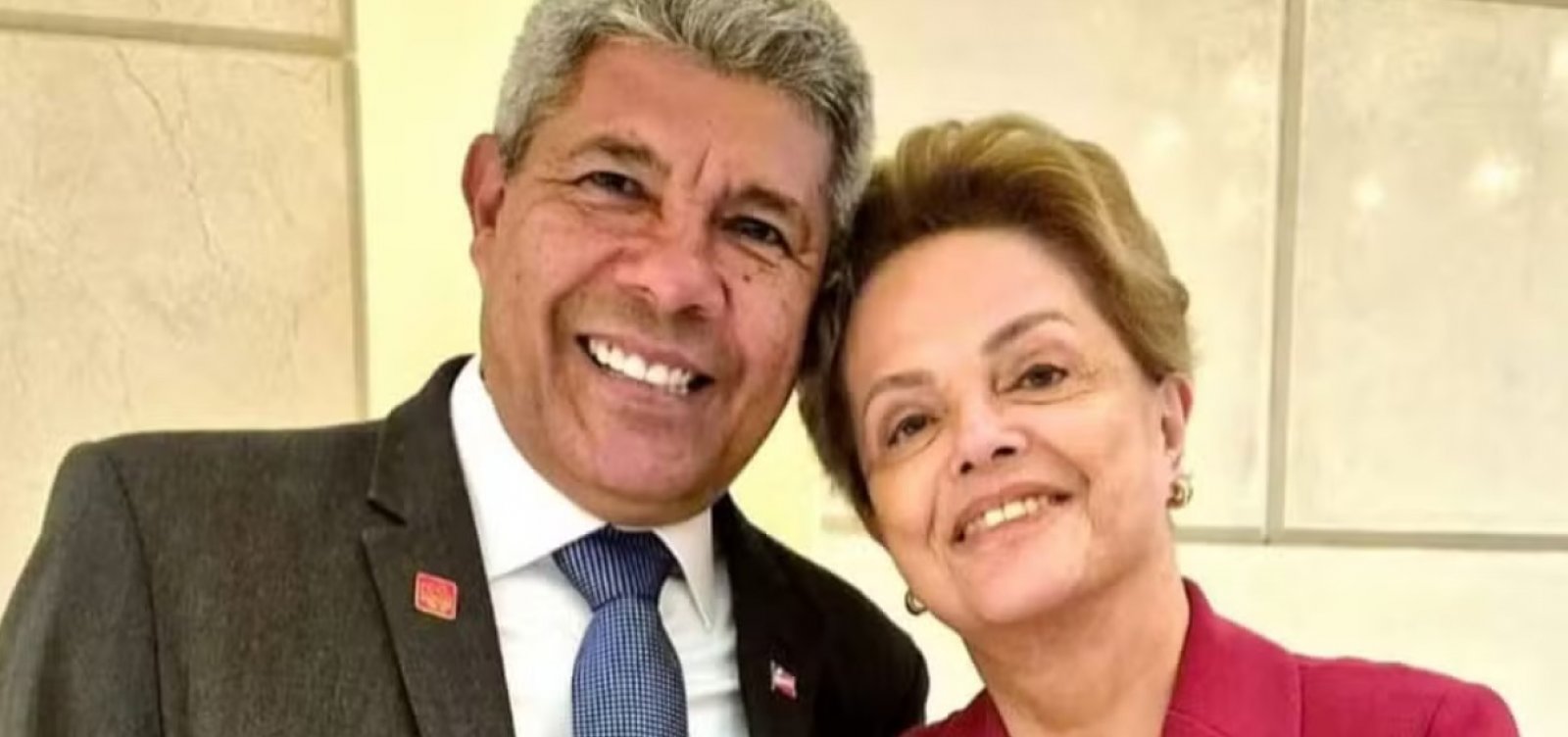Jerônimo concede maior honraria da Bahia à ex-presidente Dilma Rousseff