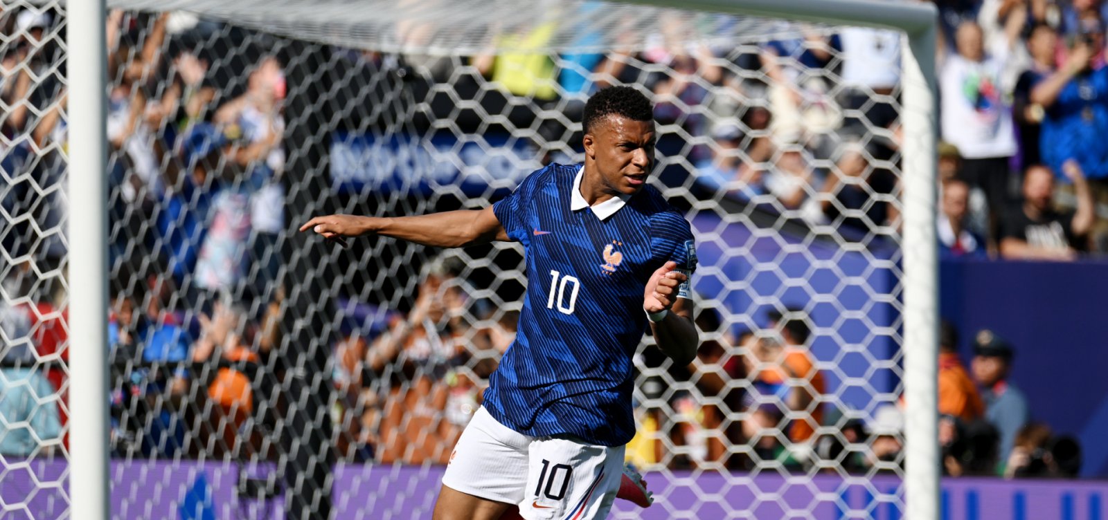 Com dois gols de Mbappé, França vence a Suécia por 3 a 0 e garante vaga nas oitavas