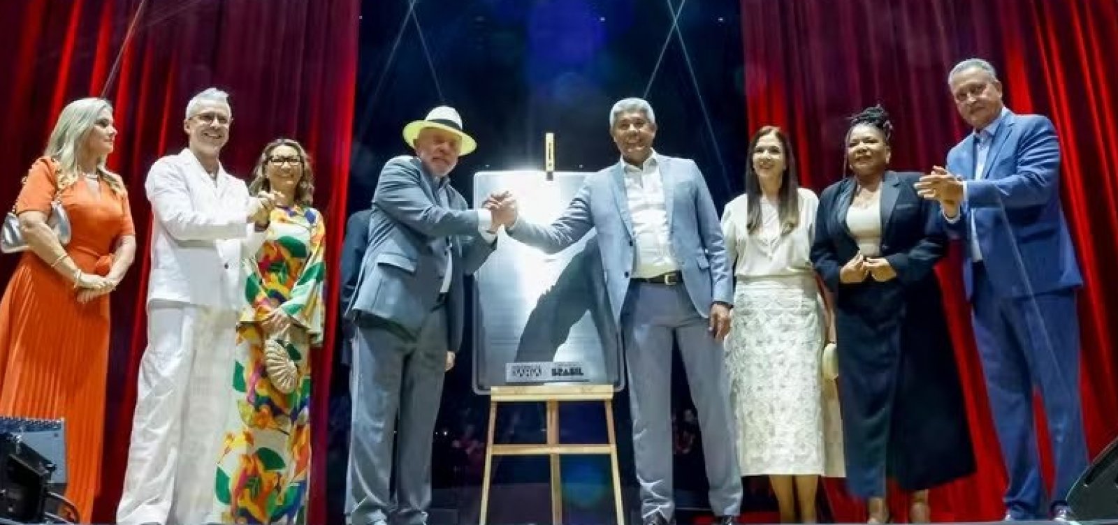 Teatro Castro Alves reabre após reforma com presença de Lula e show de Gilberto Gil