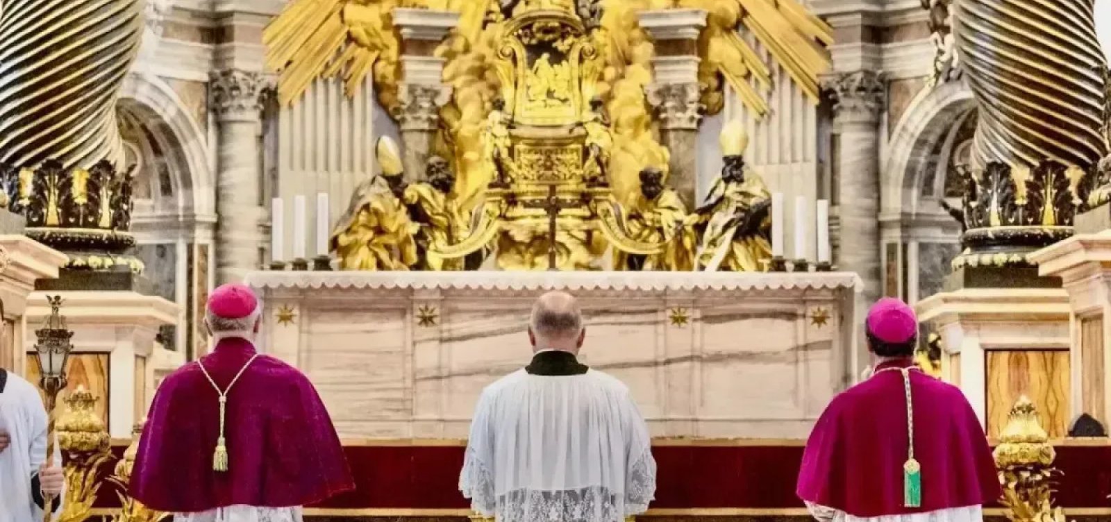Vaticano excomunga bispos e integrantes de grupo católico ultraconservador