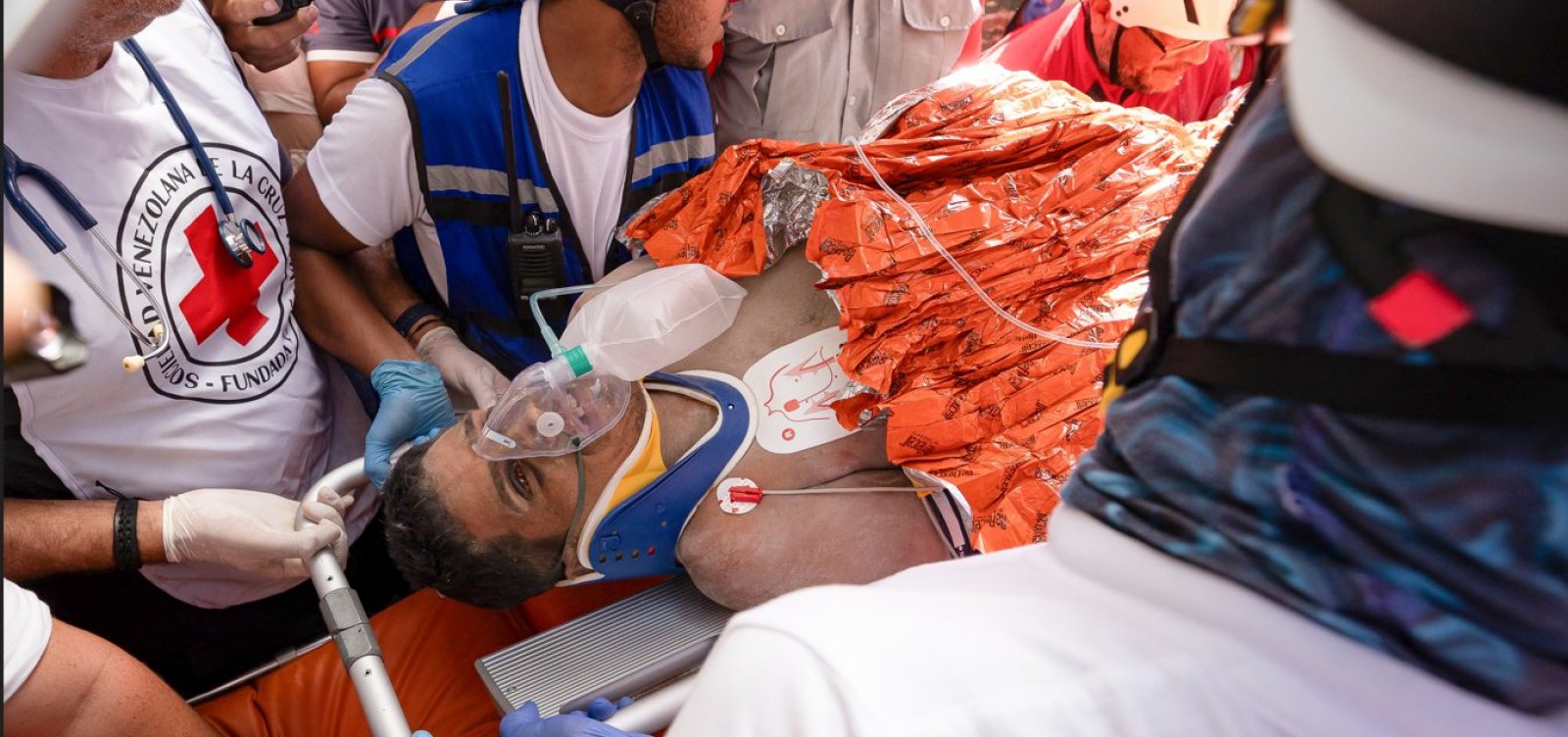 Homem é resgatado com vida após passar oito dias sob escombros na Venezuela