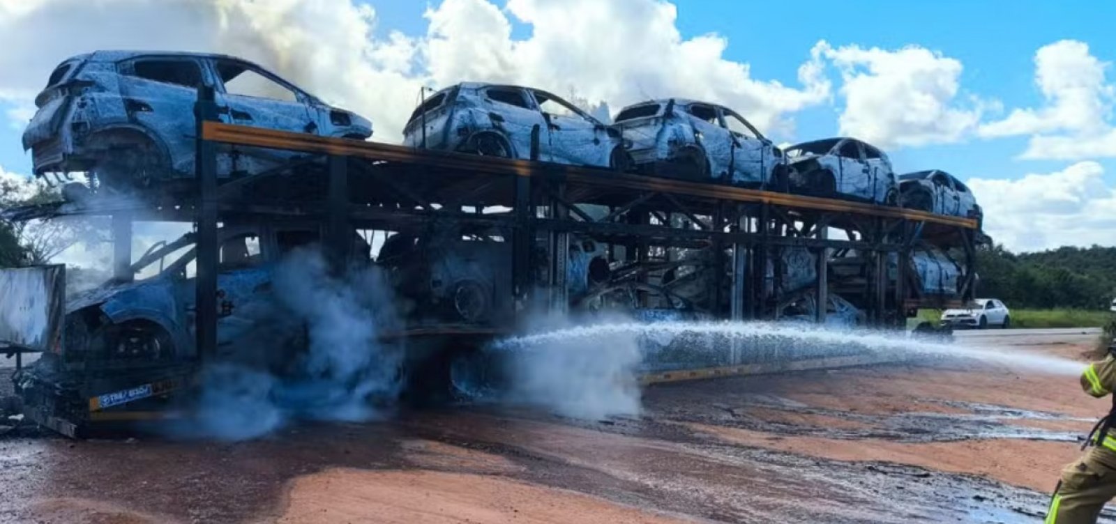 Caminhão-cegonha com 11 carros elétricos pega fogo e interdita trecho da BR-101