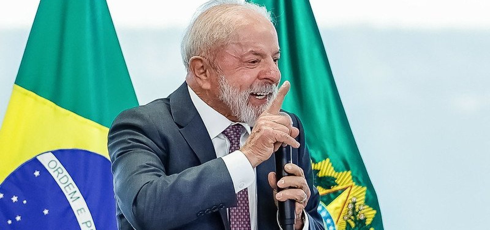 Lula critica família Bolsonaro e diz que Brasil "não está à venda"