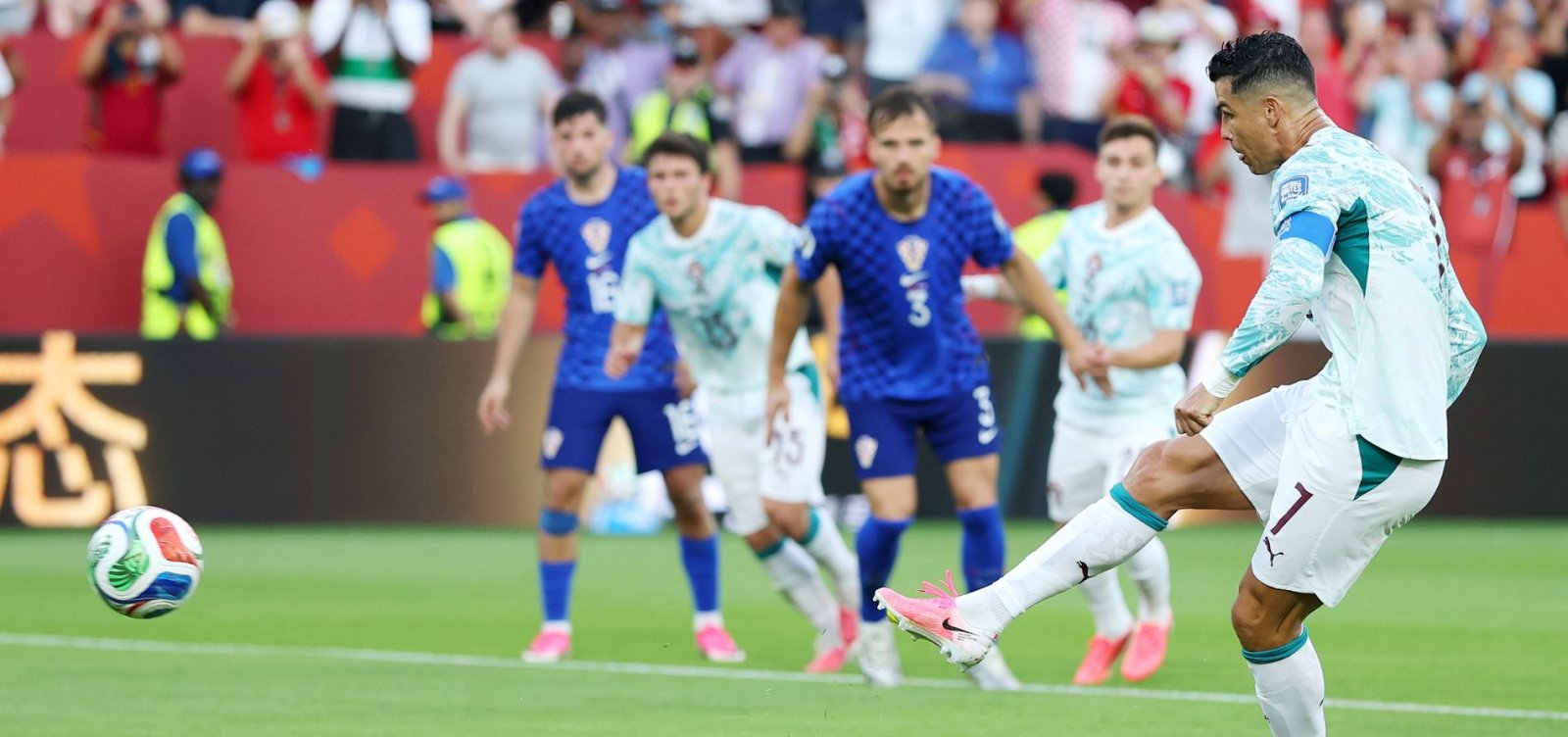 Cristiano Ronaldo marca, Portugal vence a Croácia de virada e avança às oitavas