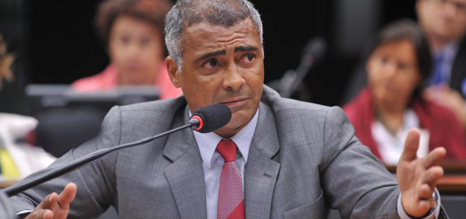 Justiça manda descontar 5% do salário de Romário após ofensas a ex-presidente da CBF