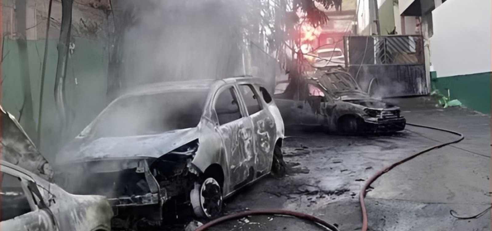 Incêndio após queda de fiação destrói cinco carros no Cabula