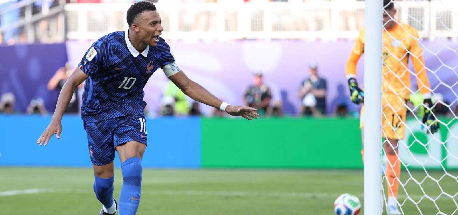 França fura retranca com gol de pênalti de Mbappé, bate o Paraguai e se classifica