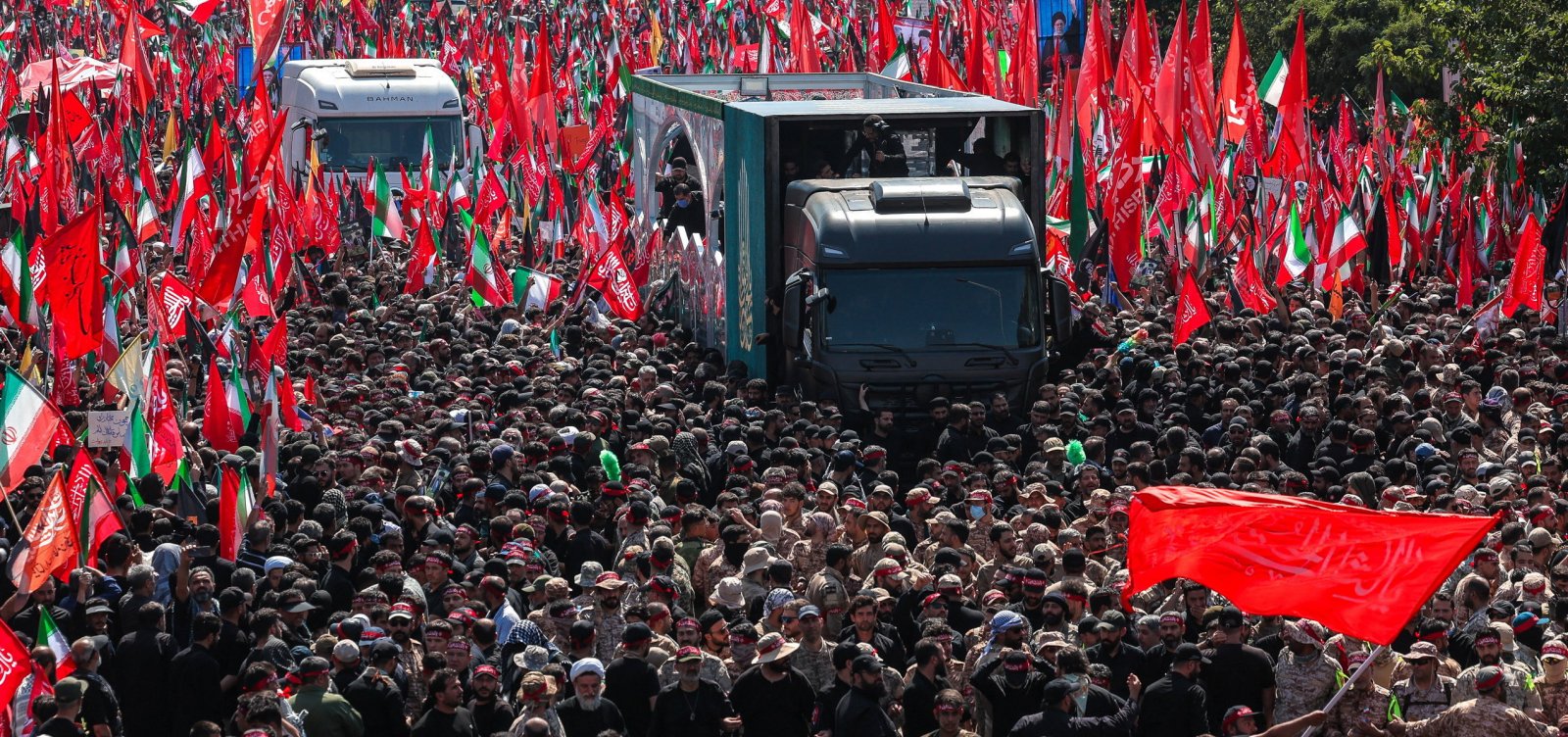 Funeral do aiatolá Ali Khamenei é marcado por atos e ameaças direcionadas a Trump