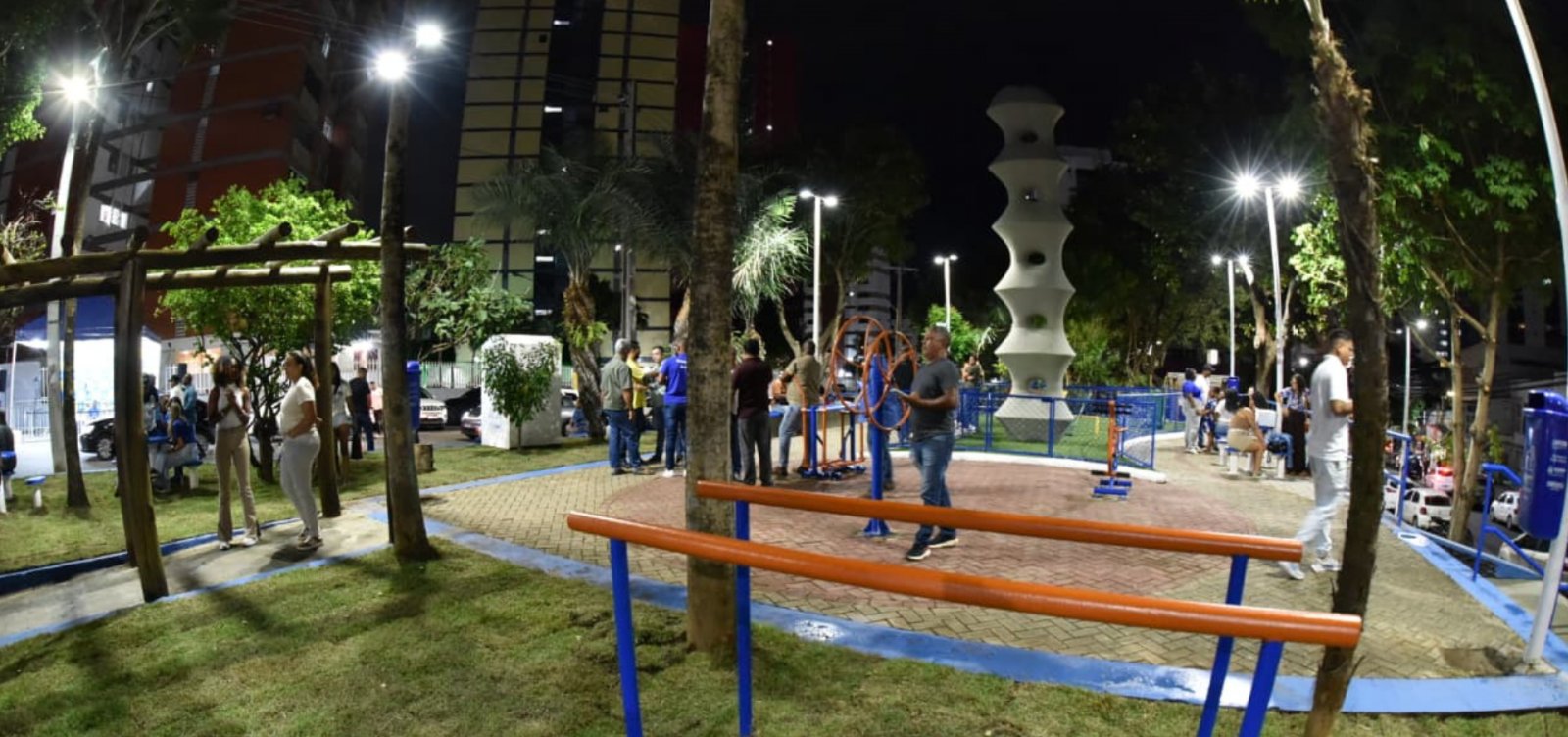 Prefeitura entrega praça requalificada na Pituba com novos espaços de lazer e iluminação em LED