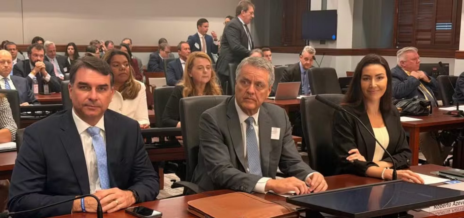 Flávio Bolsonaro faz apelo aos EUA e diz que é "o pior momento possível" para tarifaço contra o Brasil