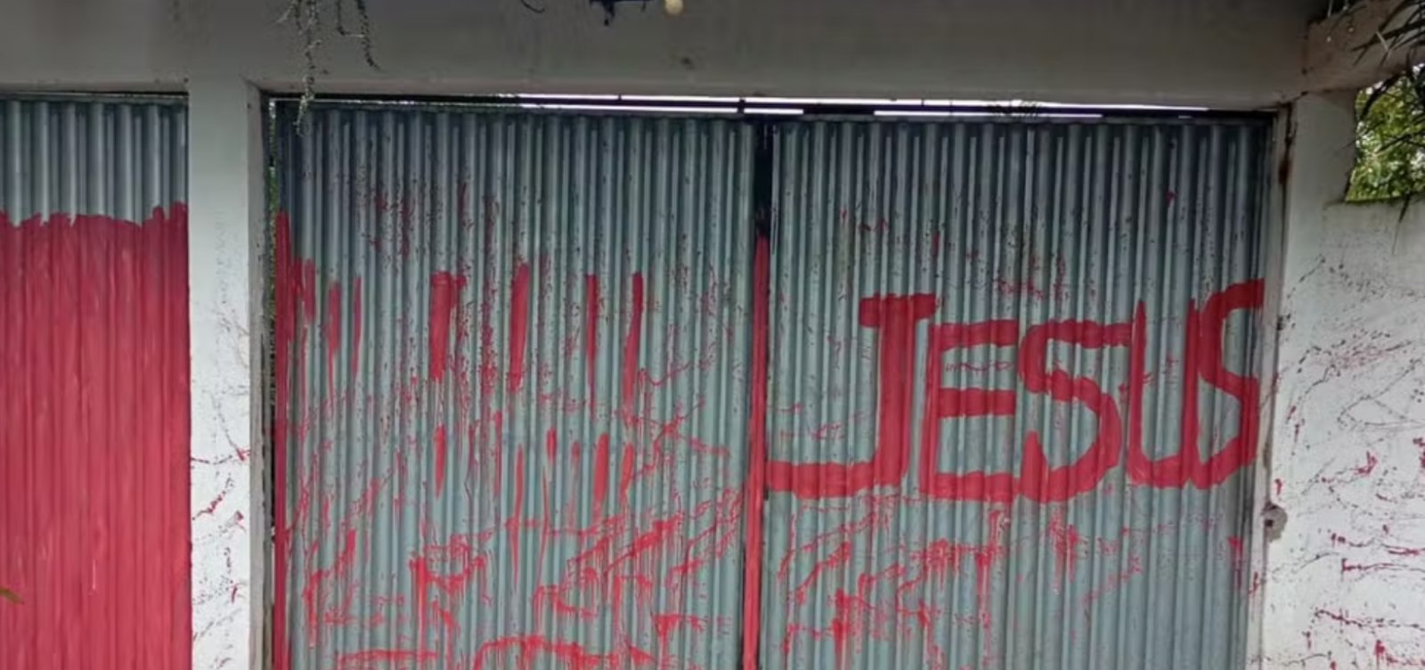 Mulher é presa por pichar terreiro de Candomblé com mensagens de intolerância religiosa em Salvador