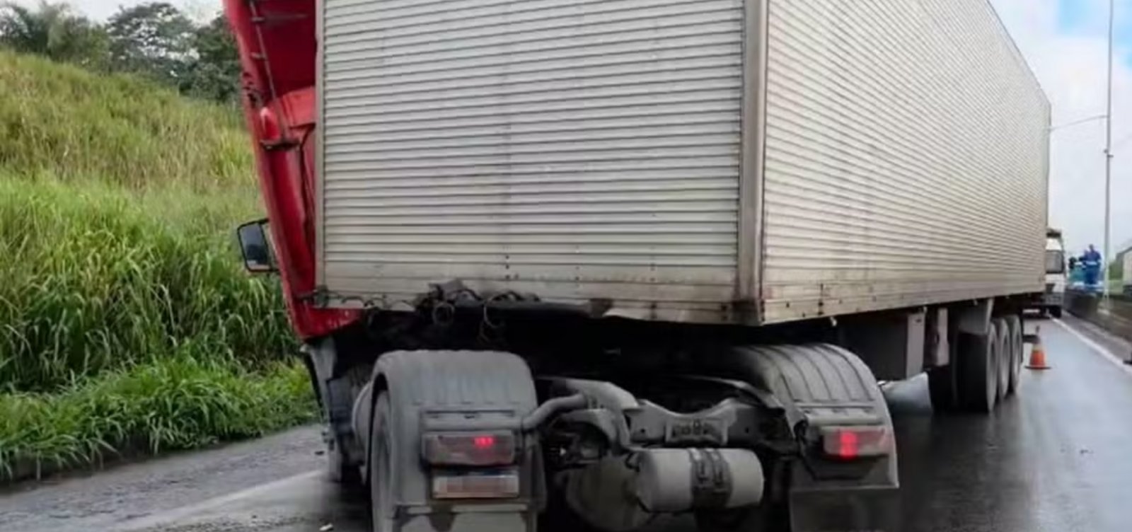 Acidente com carreta interdita trecho da BR-324 em Simões Filho