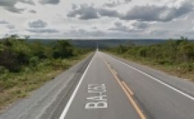 Motorista de caminhão perde controle e morre após capotar na BA-052