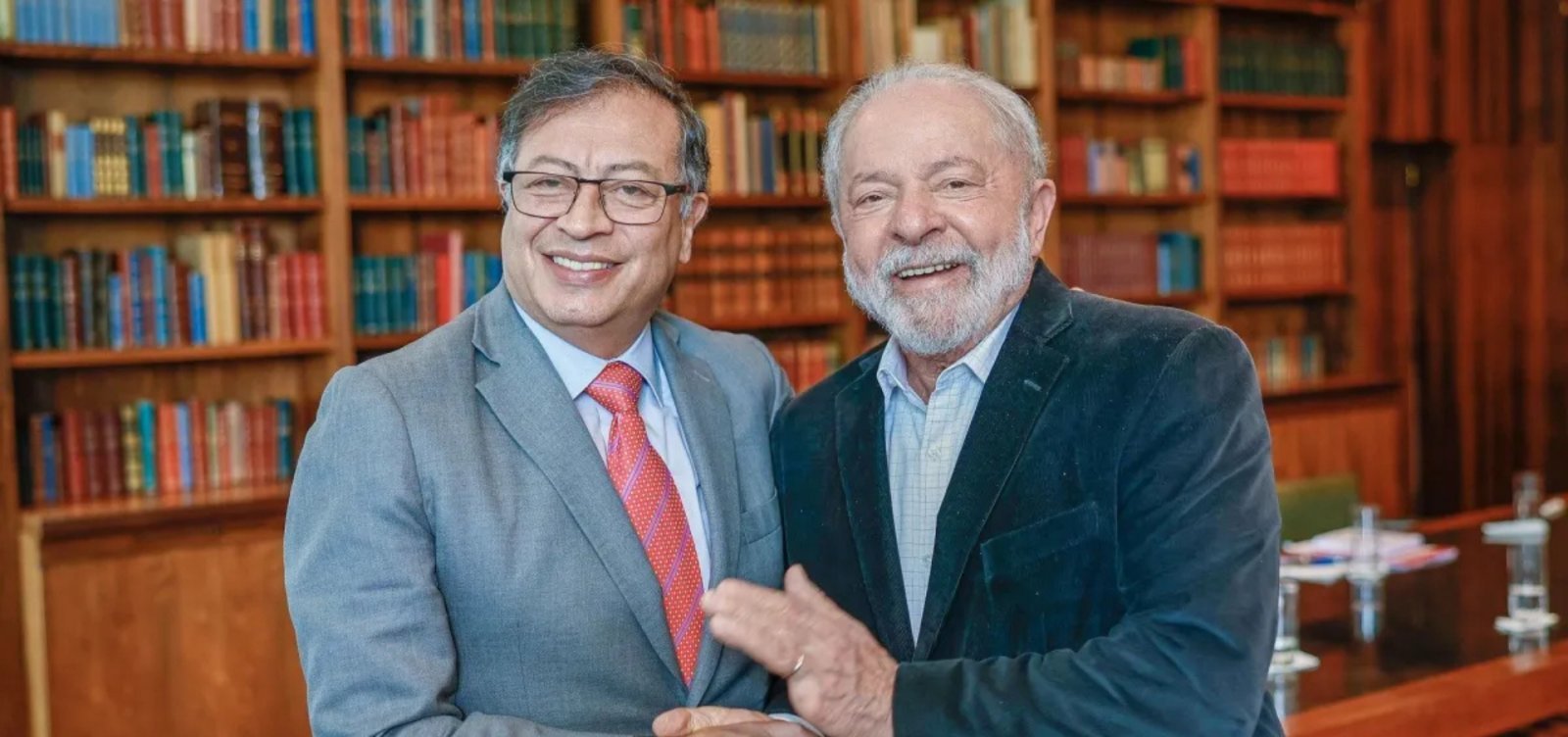 Lula recebe ligação de Gustavo Petro e informa que fará transição pacífica, diante de crises sobre eleições da Colômbia