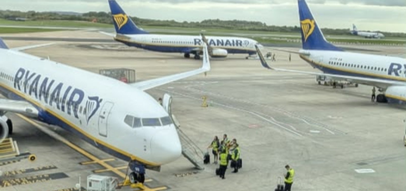 Avião faz pouso de emergência após passageiro ser sugado parcialmente para fora da aeronave