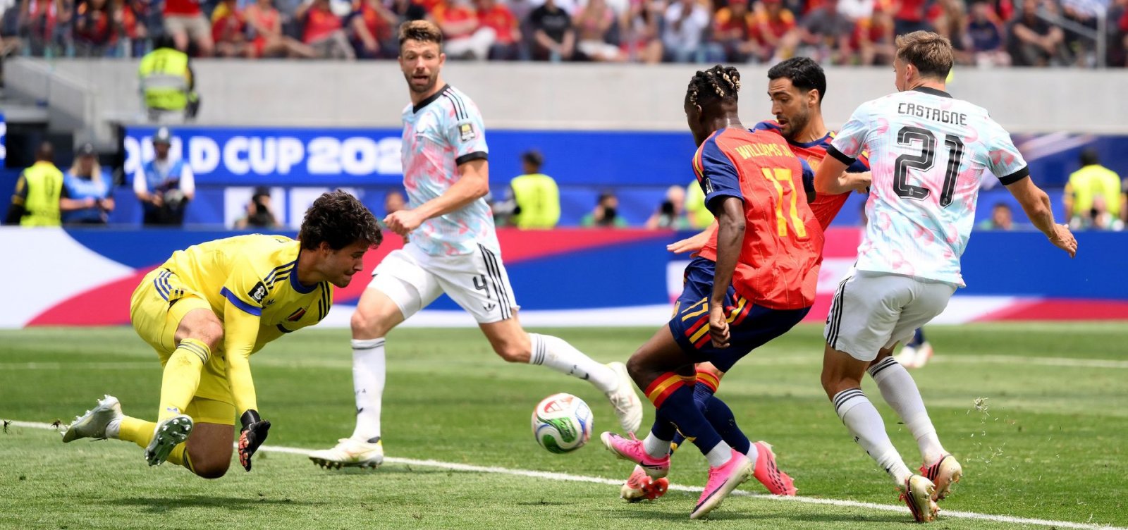 Espanha sofre o 1º gol na Copa, mas marca nos minutos finais e elimina a Bélgica