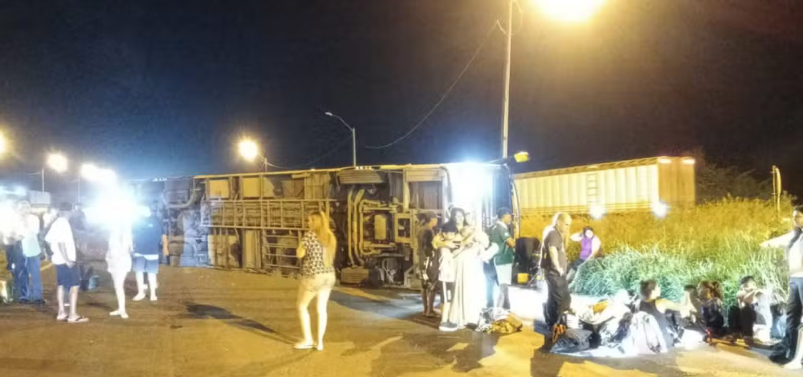 Ônibus de turismo tomba na BR-116, em Santo Estevão, e deixa cinco feridos