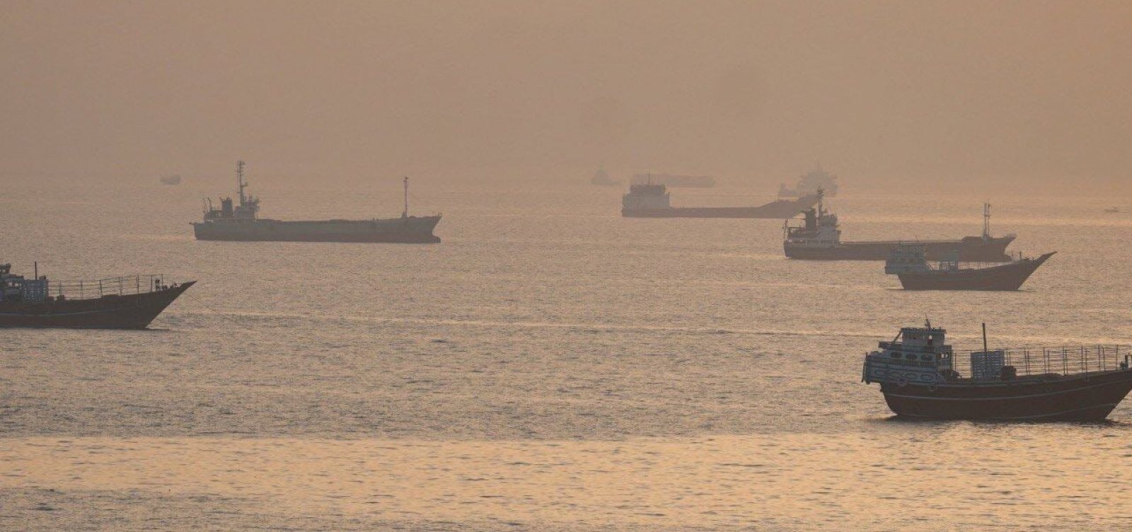 EUA e Irã trocam ataques pela terceira noite consecutiva e ampliam tensão no Golfo Pérsico