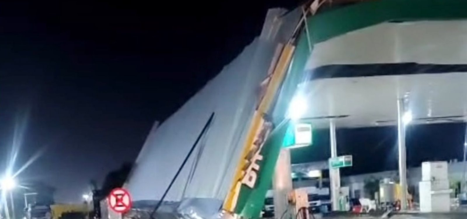 Vendaval provoca destelhamentos e deixa imóveis danificados no sul da Bahia