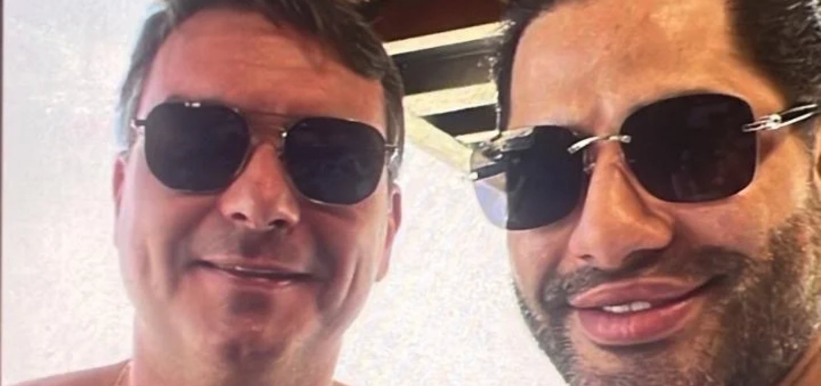 Foto mostra Flávio Bolsonaro ao lado de Sicário de Daniel Vorcaro