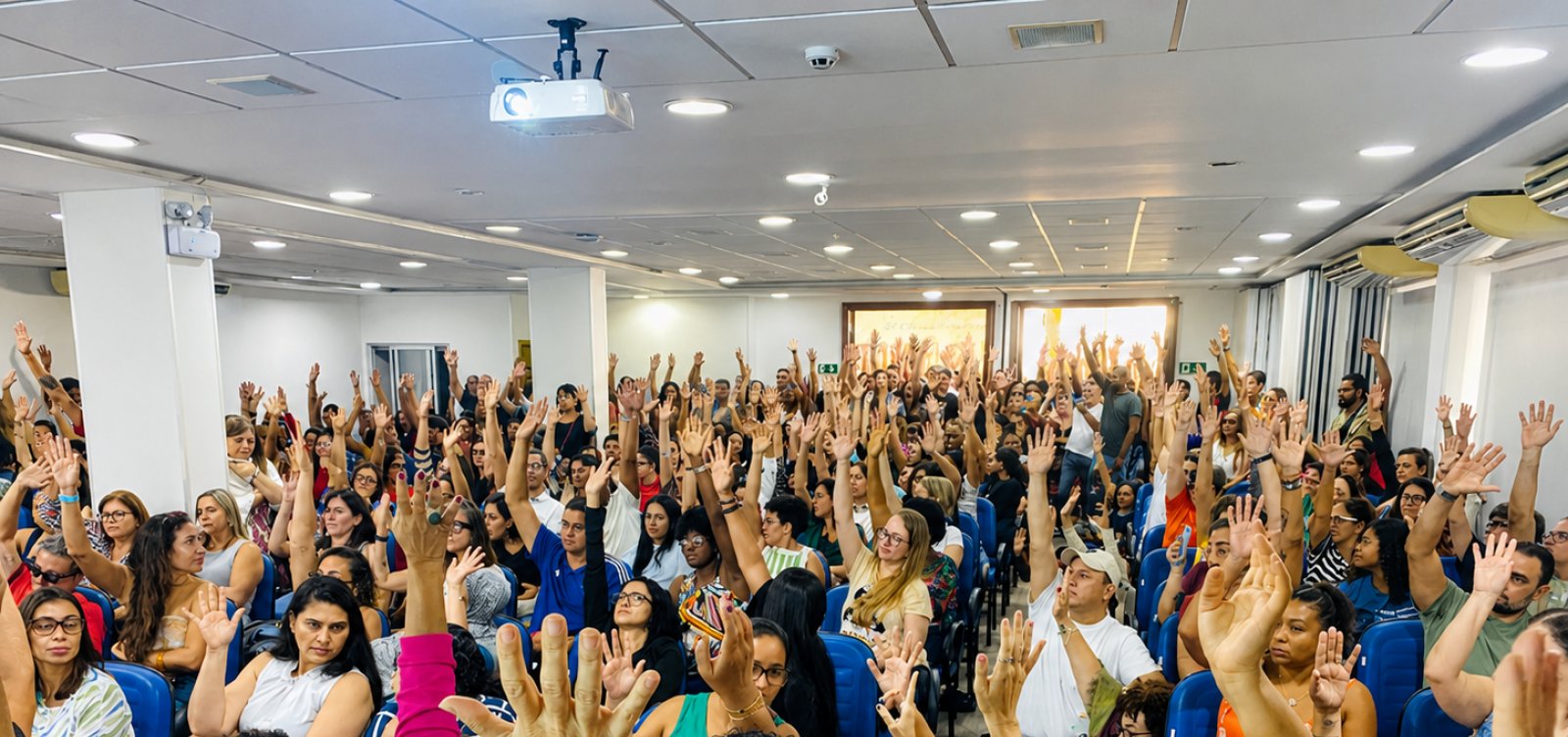 Sobrecarga de trabalho fora do horário de aula move mobilização de professores da rede privada em Salvador