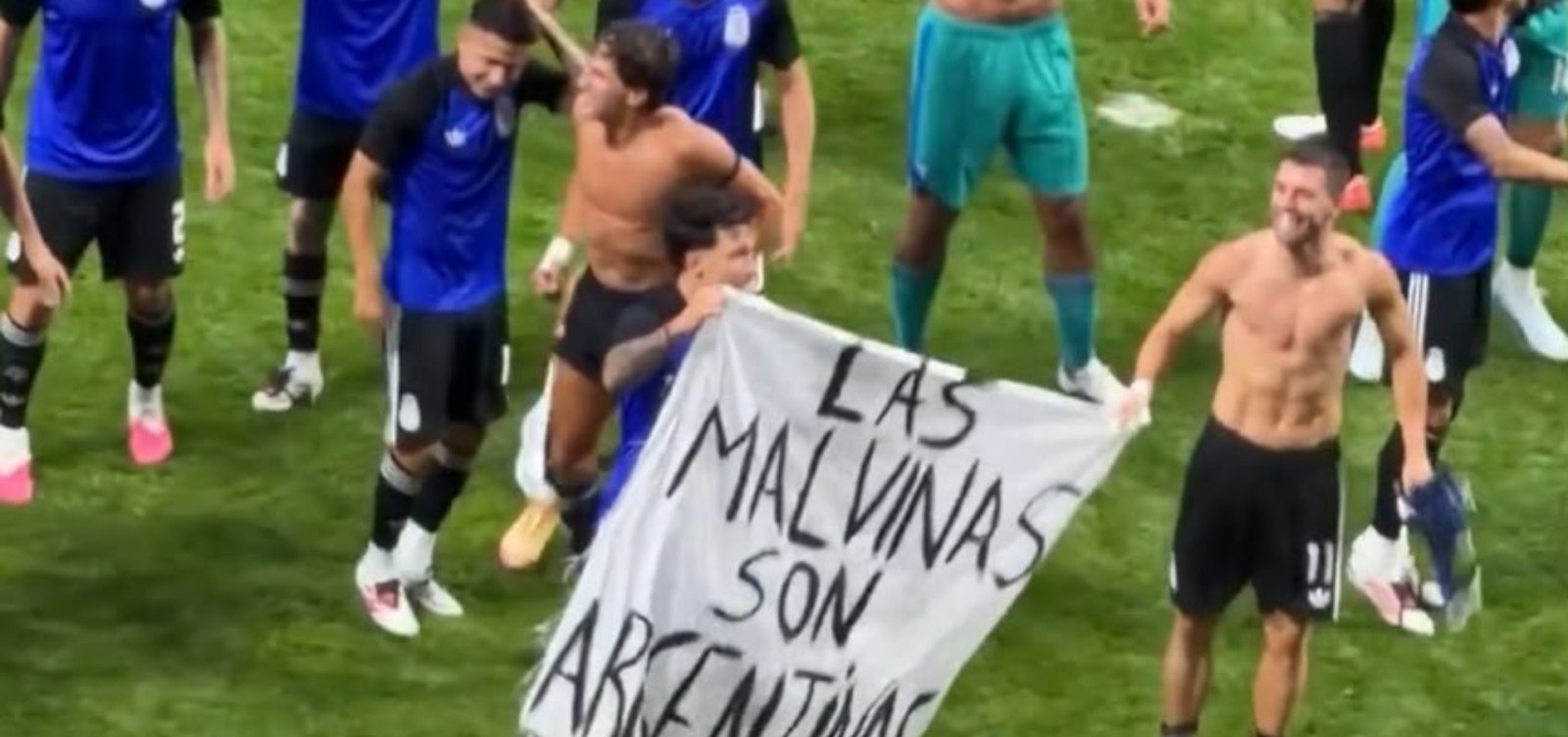 Reino Unido pede investigação após jogadores argentinos exibirem faixa escrito "As Malvinas são argentinas"