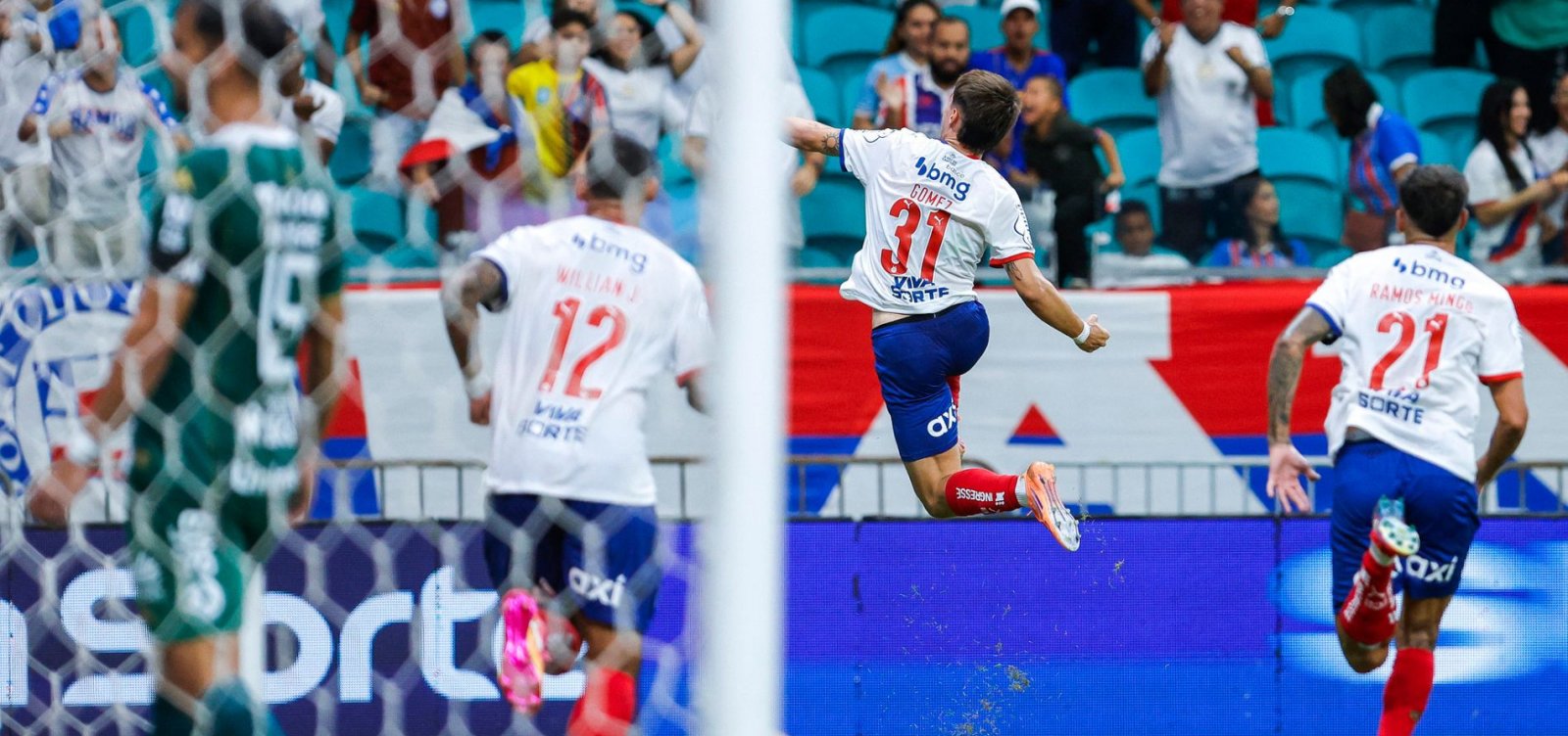 Bahia define jogo no 1º tempo e vence a Chapecoense na volta do Brasileirão