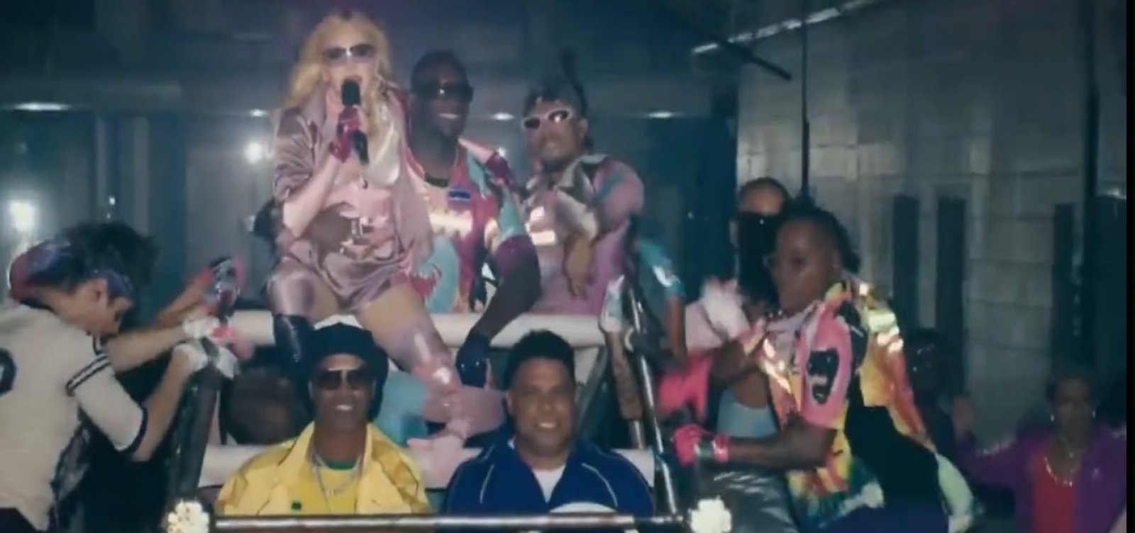 Madonna se apresenta com Ronaldo e Ronaldinho na final da Copa do Mundo