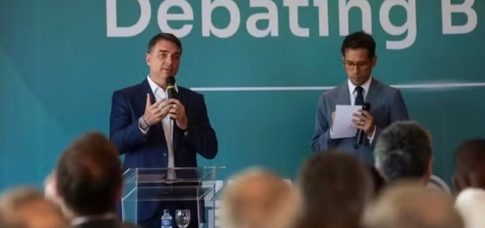Flávio Bolsonaro volta a atacar urnas eletrônicas; TSE desmente acusações